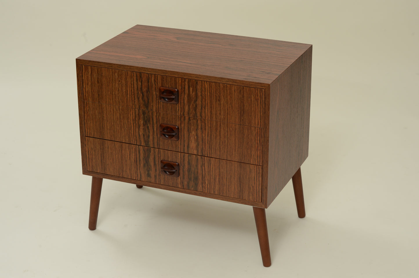 Petite commode plaquée palissandre pieds compas