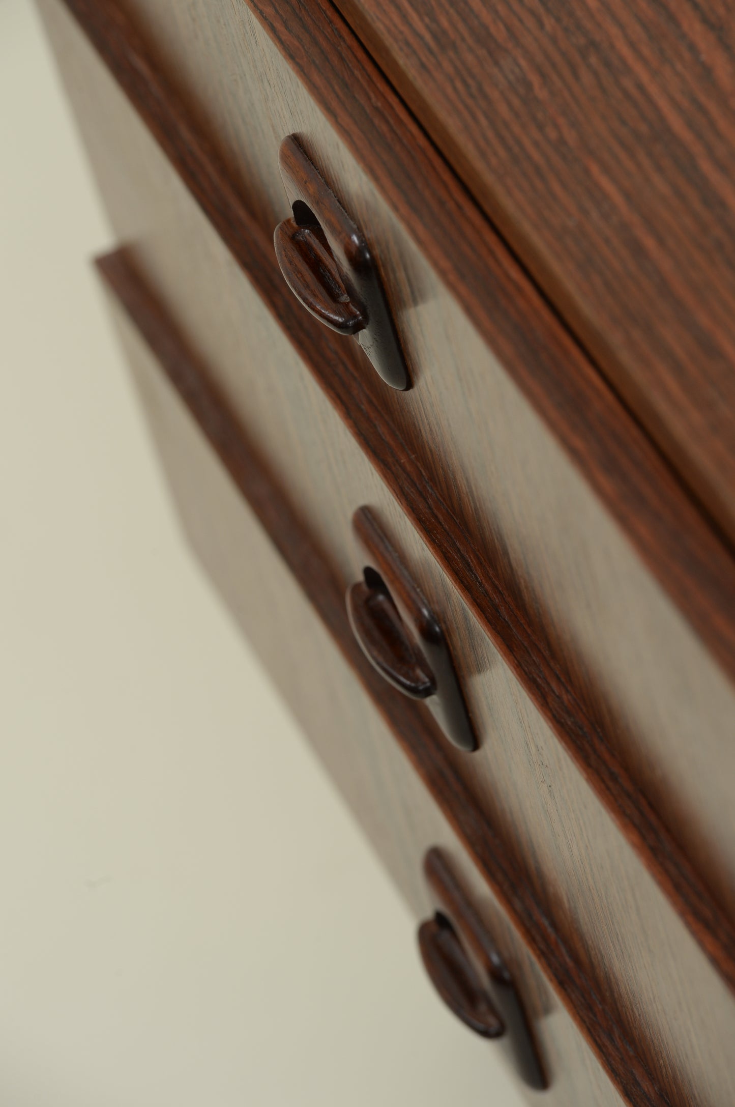 Petite commode plaquée palissandre pieds compas